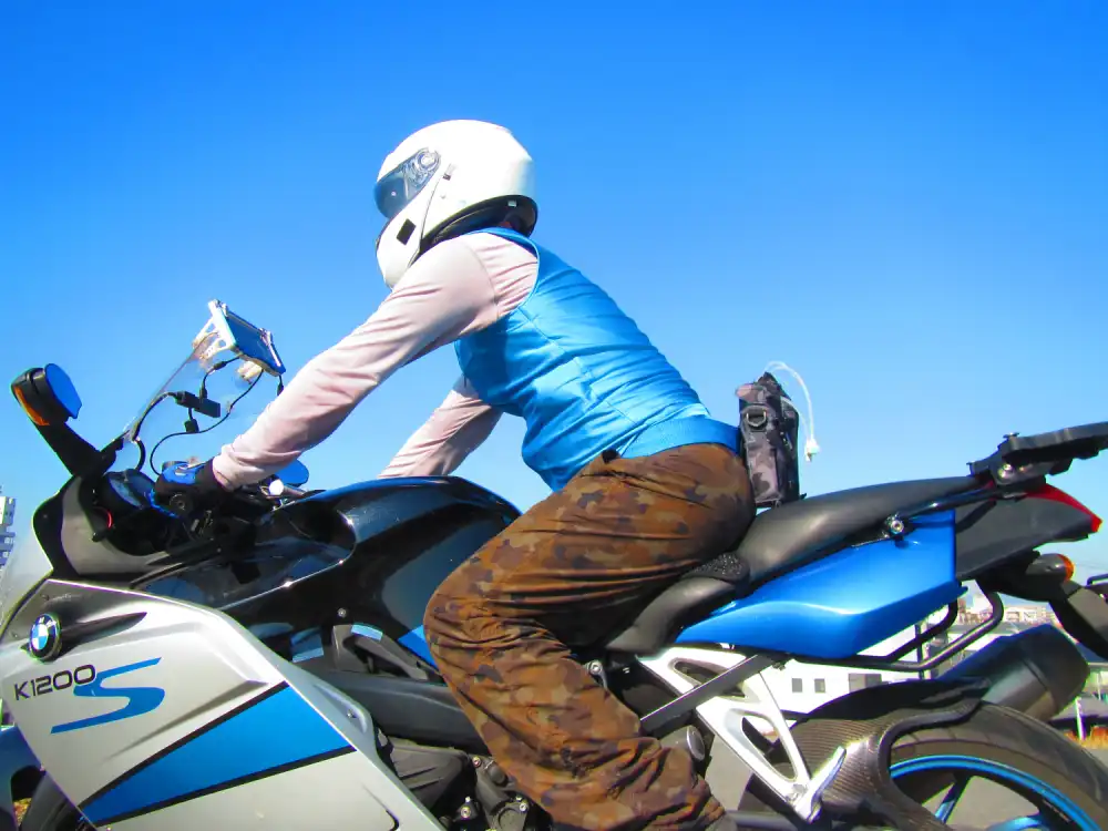 バイクで人間エアコン水冷服を使用する様子