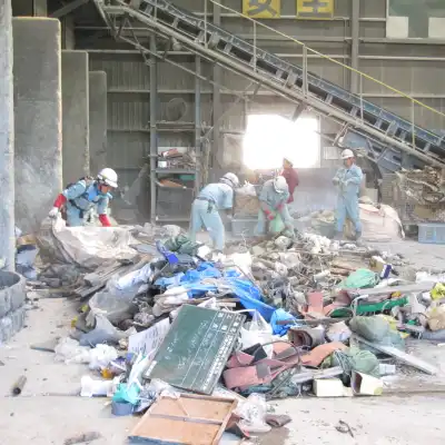 産業廃棄物処理業者の作業風景