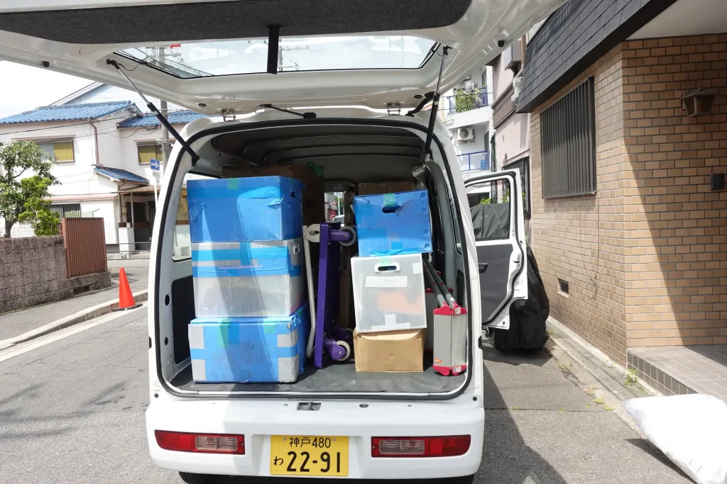 軽ワゴン車に荷物を積み込んで出発！