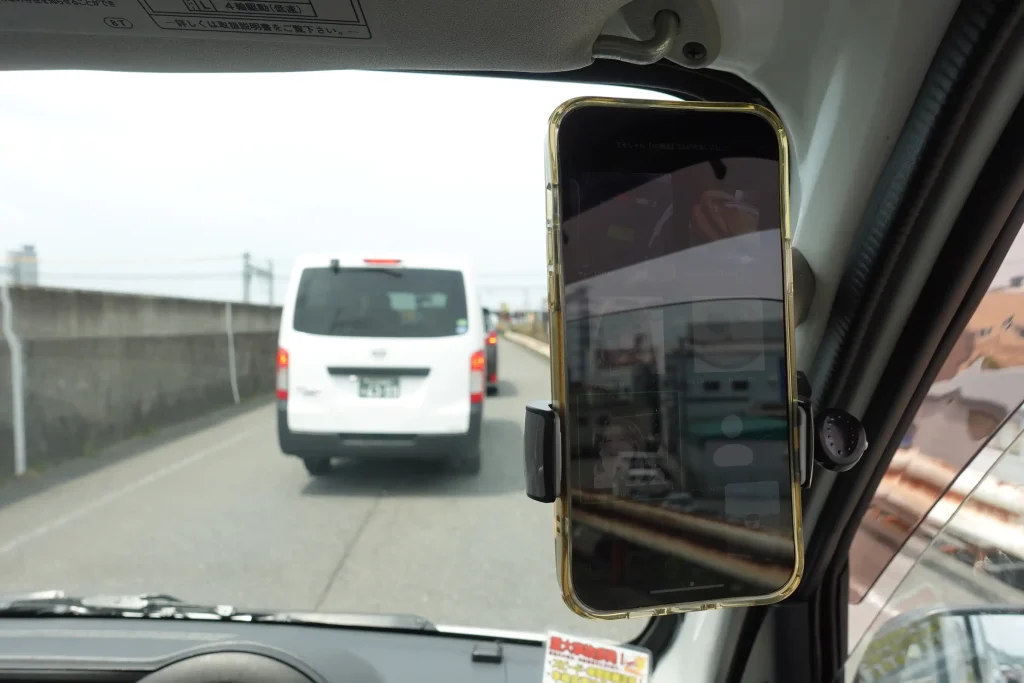 軽ワゴン車に荷物を積み込んで出発！