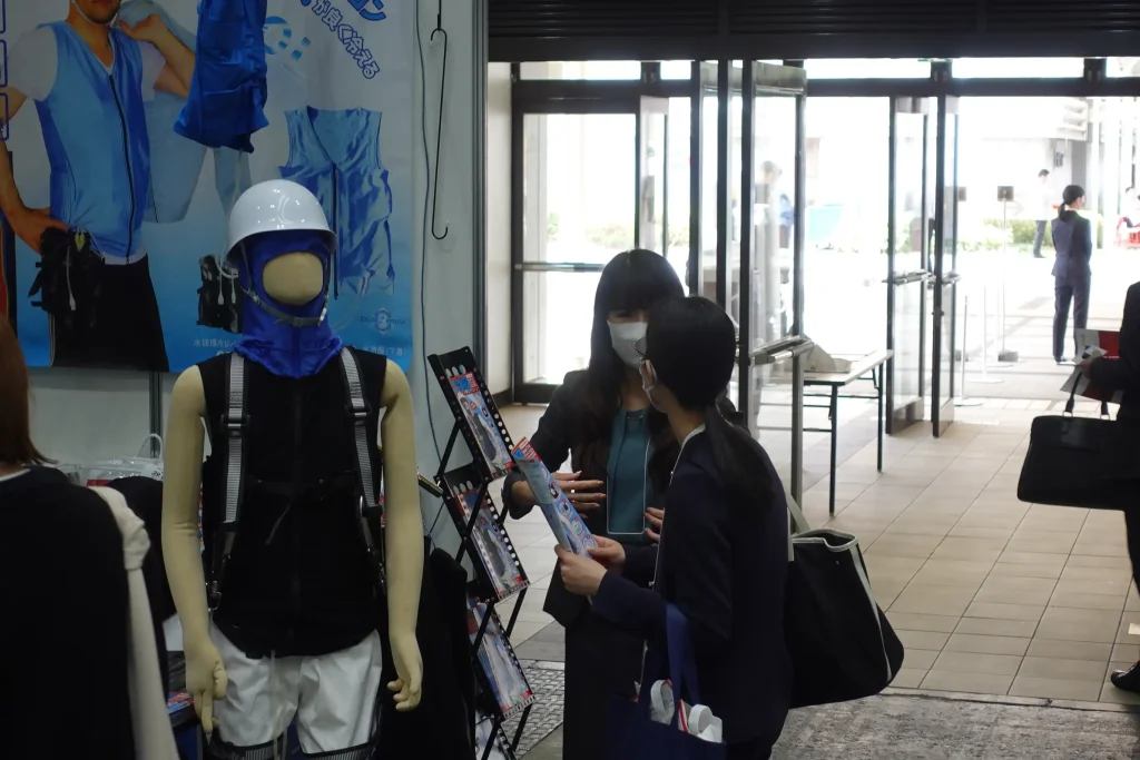 クールスマイルブース防災防犯総合展2023で接客をする女性