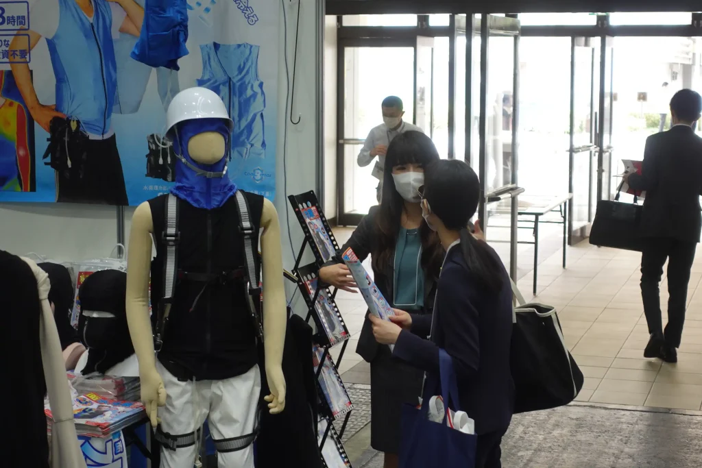 クールスマイルブース防災防犯総合展2023来場者と接客中