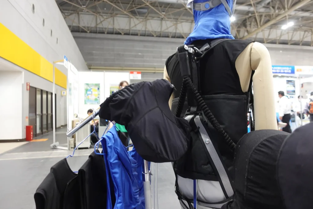 人間エアコン水冷服とヘルメットエアコン