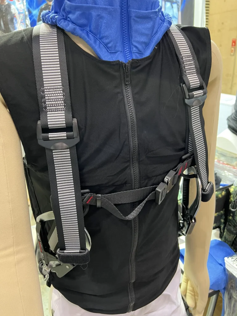 フルハーネスでも使える水冷服の展示