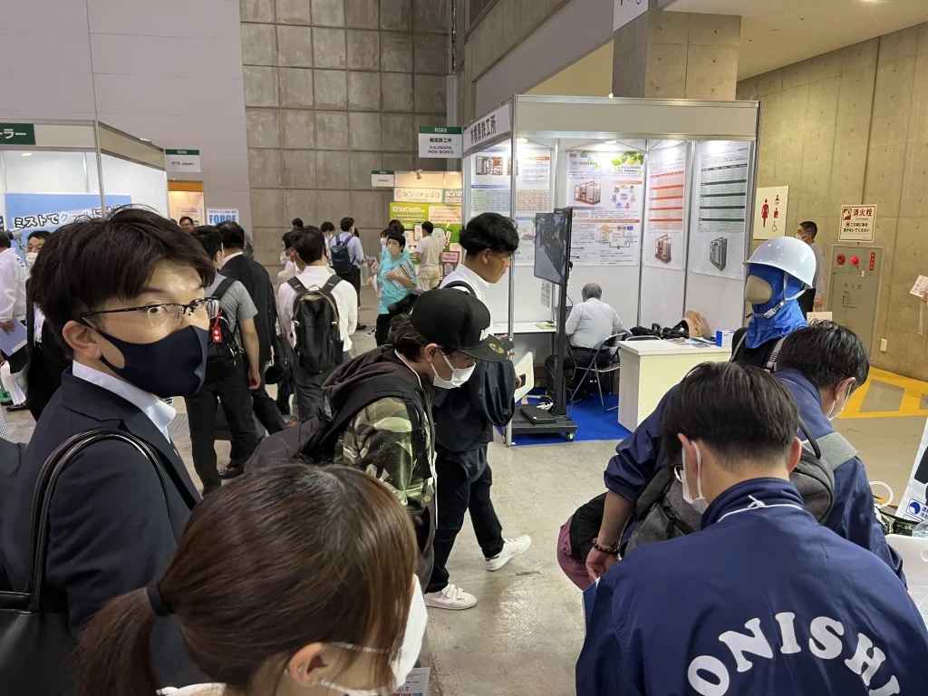 賑わいを見せるクールスマイルブース前の様子