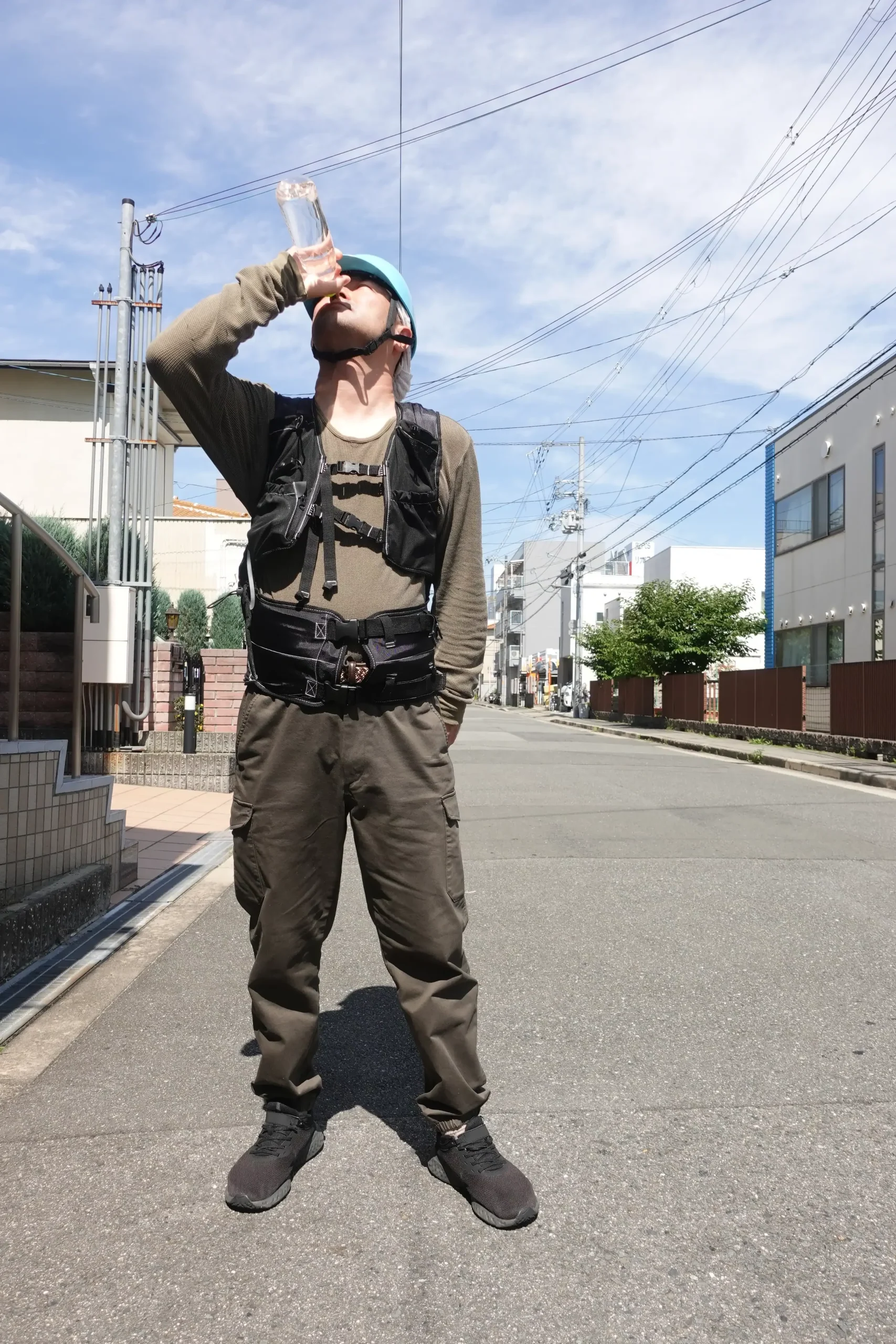 水冷服（面水冷服）で水冷服着用でドリンクを飲む